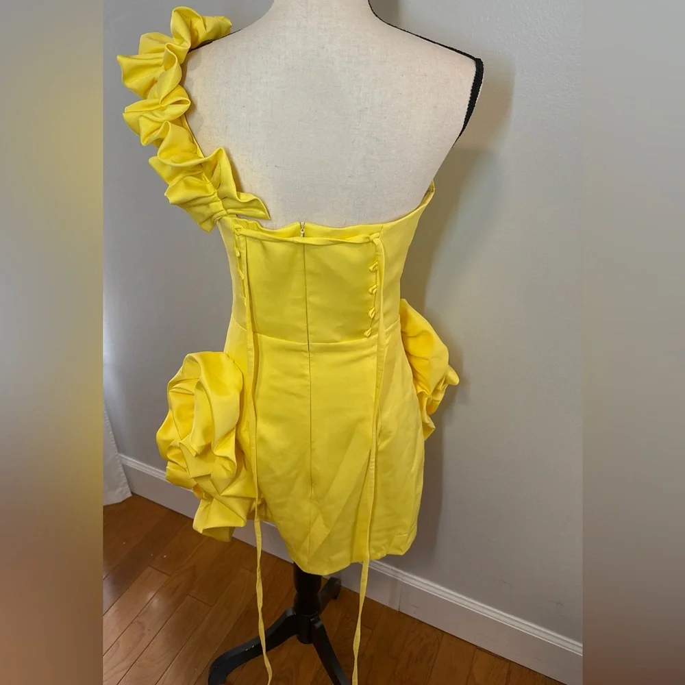 Elegant Yellow Ruffle Dress - Picture 4 of 8